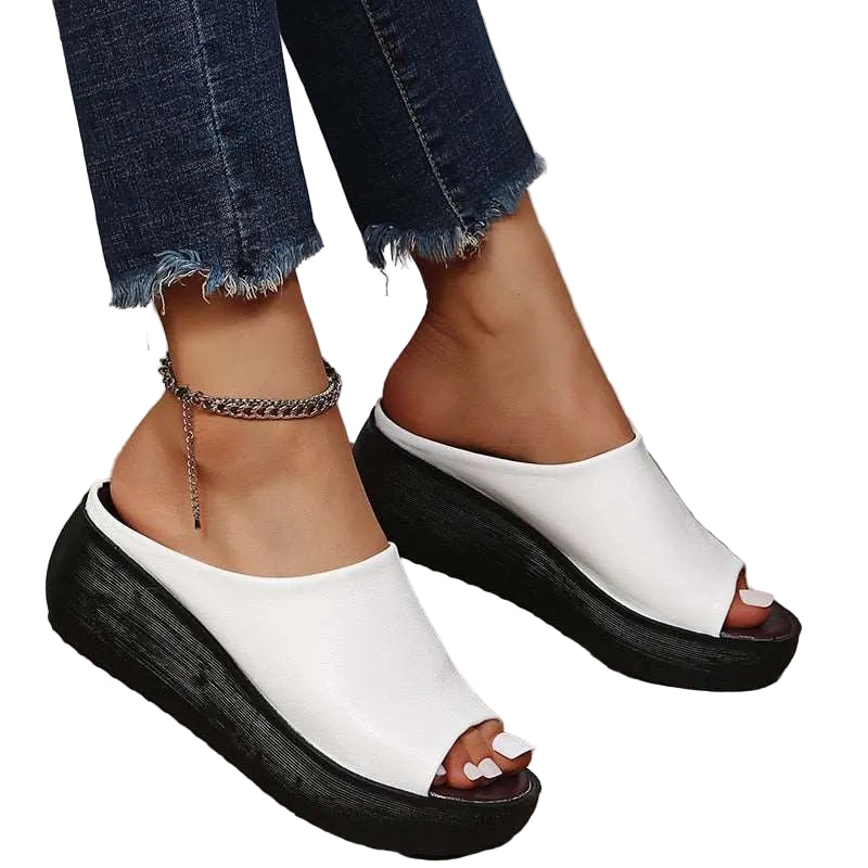 Rutschfeste Sohle der orthopädischen Damen Sandalen, bietet Stabilität & Komfort für gesunde Füße, auch bei weitem Schnitt.