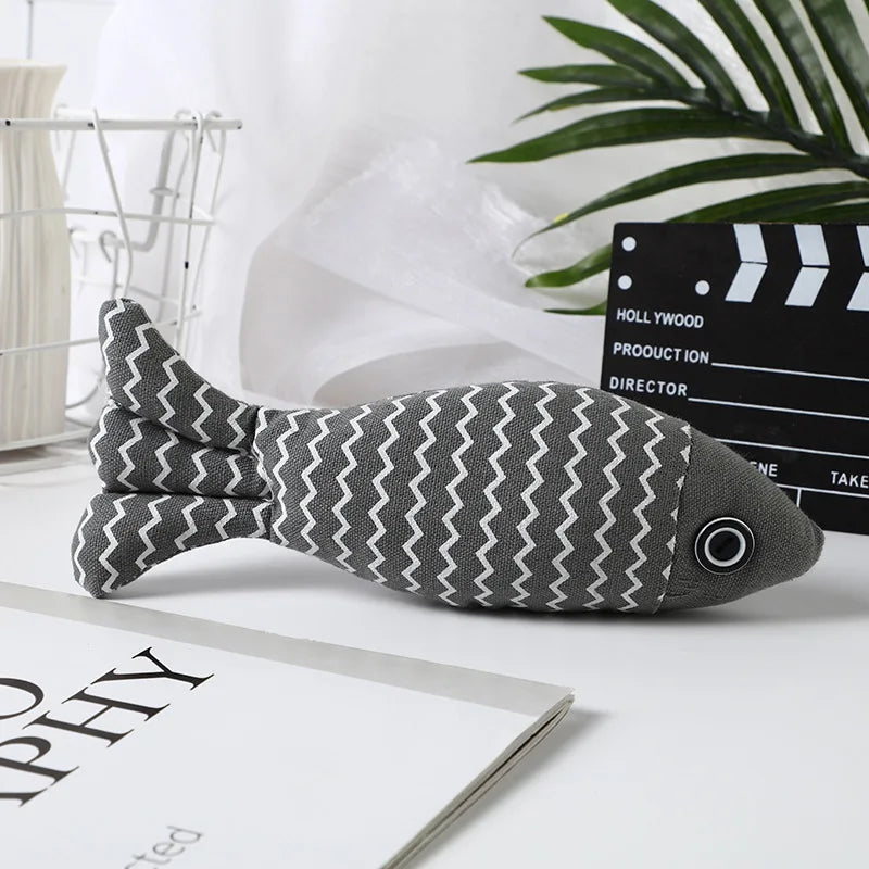 Detailreiches Katzenspielzeug in Fischform mit starker Katzenminze, regt zum Fangen und Beißen an und bietet Beschäftigung.