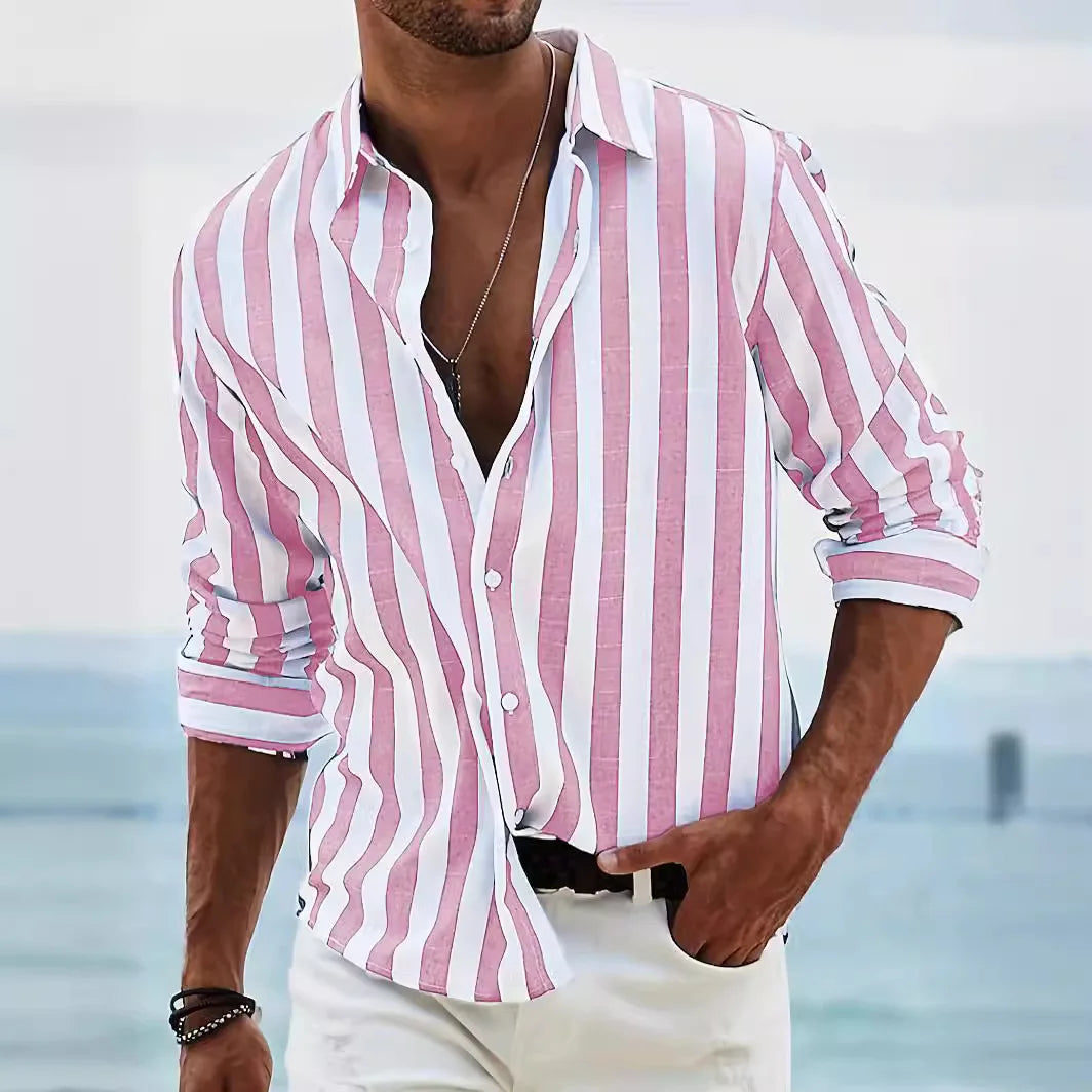 Mann trägt elegantes, gestreiftes Langarm-Sommerhemd. Vielseitige Herrenmode für Freizeit & Business Casual.