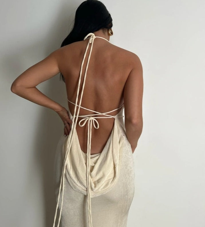 Elegantes rückenfreies Maxikleid für Frauen, fließend und bequem, ideal für warme Sommerabende.