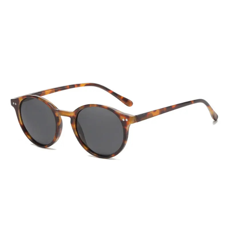 Runde, polarisierte Retro-Sonnenbrille für blendfreien Blick und umfassenden UV-Schutz im Sommer.