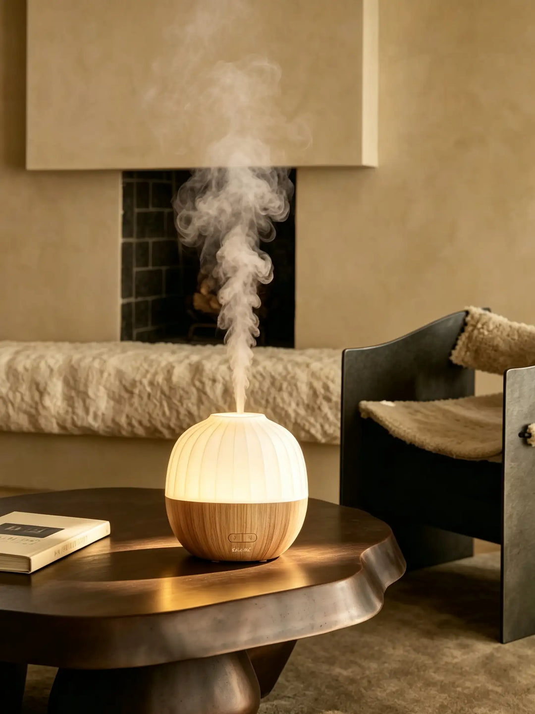Moderner Aroma Diffusor, Ultraschall-Duftlampe mit LED-Beleuchtung als stilvolles Wohnaccessoire.