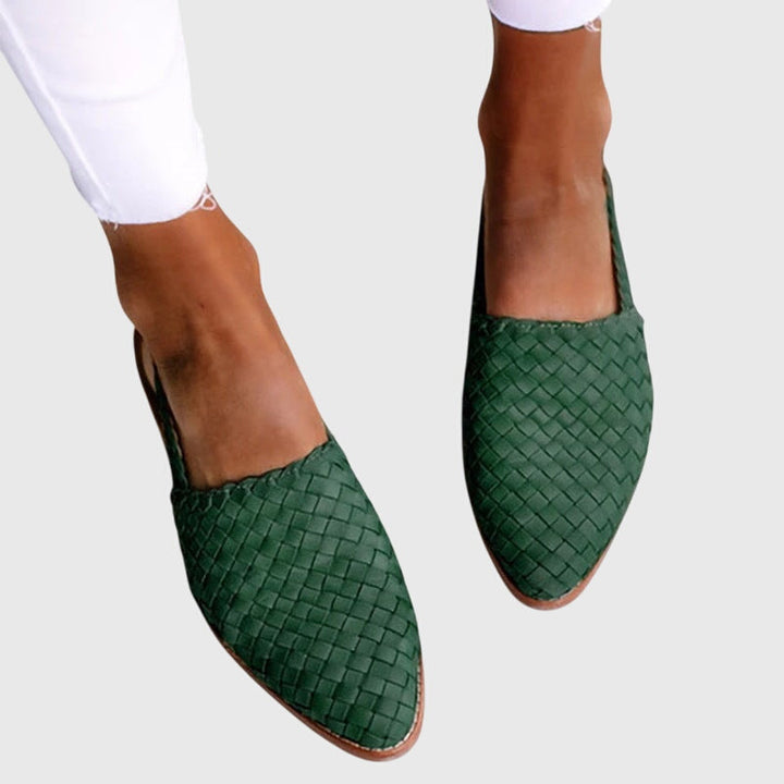 Elegante Seitenansicht der femininen Damensandale; bequemer Klettverschluss für jeden Sommeranlass.