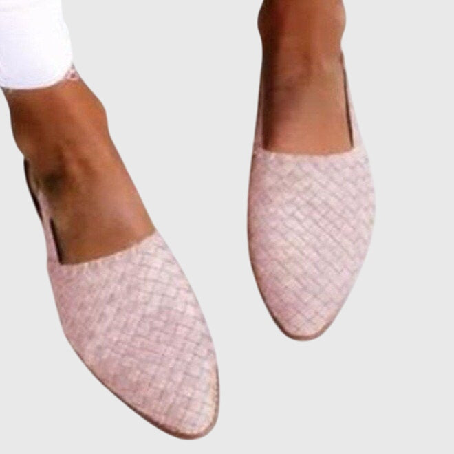 Nahaufnahme der komfortablen Damensandalen am Fuß, vielseitige Freizeitschuhe mit Klettverschluss.