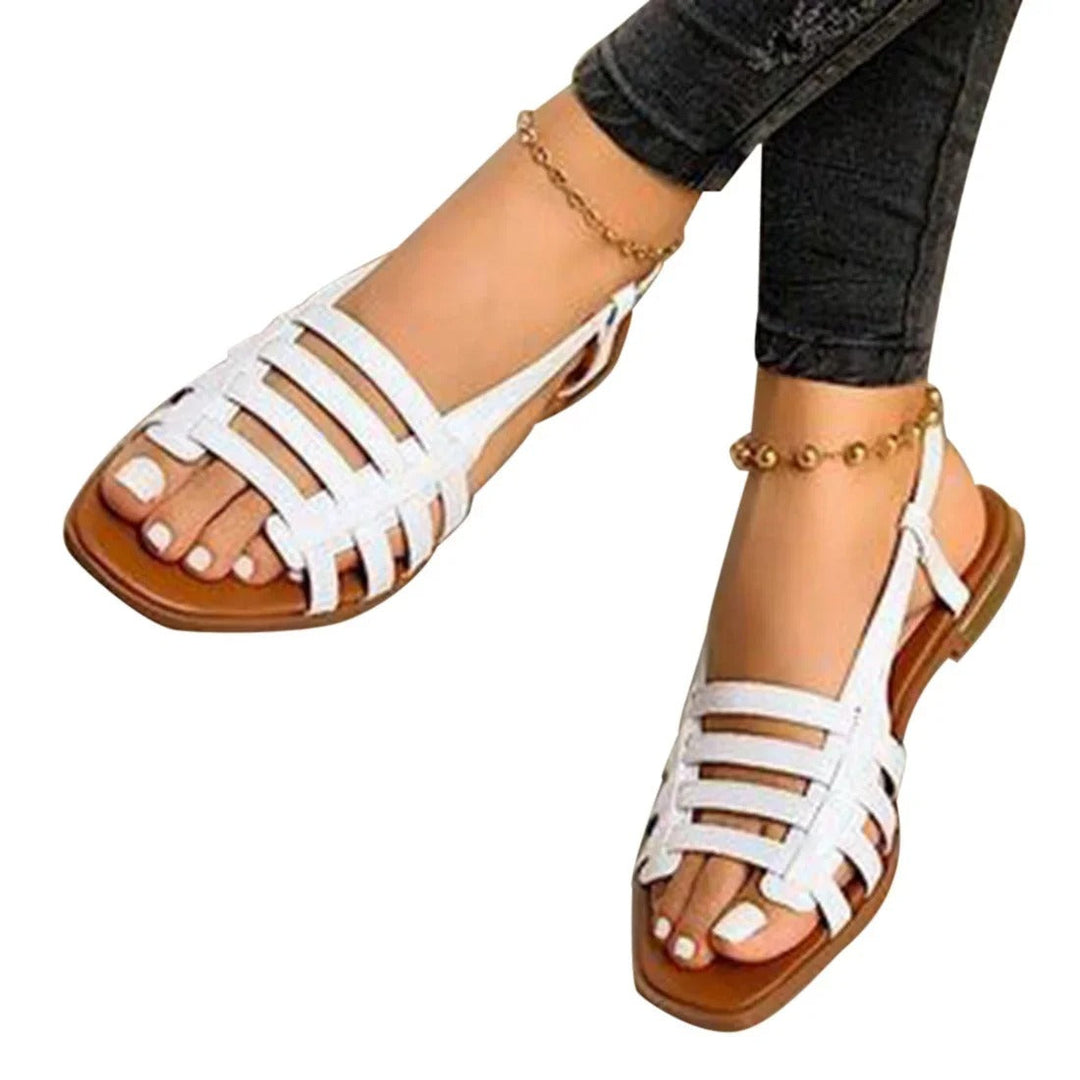 Bequeme Damen Gladiator-Sandalen mit Metallic-Schimmer. Flache Riemchensandalen mit offener Zehe für den Boho-Sommer.
