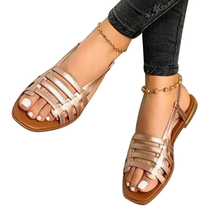 Elegante Damen flache Römer Sandalen mit schimmerndem Metallic-Effekt. Perfekte Sommer Riemchensandalen für glamouröse Looks.