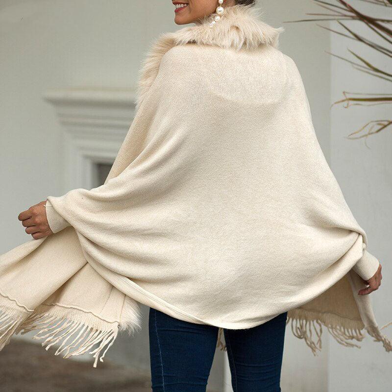 Warmer Damen Cardigan Schal im Herbst-Look. Vielseitiges, elegantes Accessoire in Aprikose für kalte Tage.