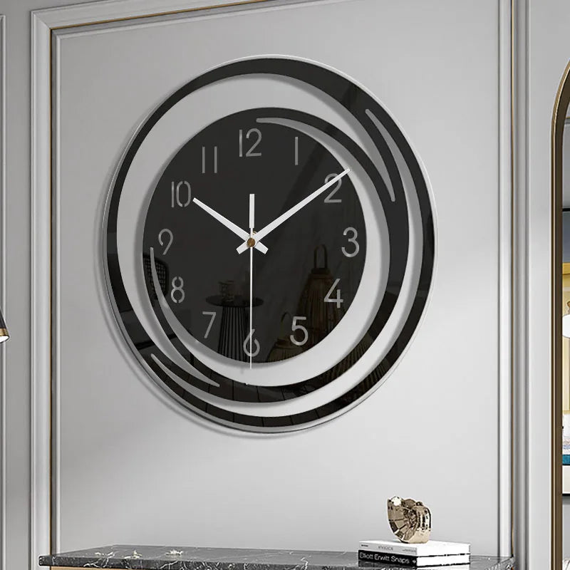Elegante, geräuschlose Wanduhr in mattem Schwarz. Modernes, klares Design als stilvolle Dekoration.