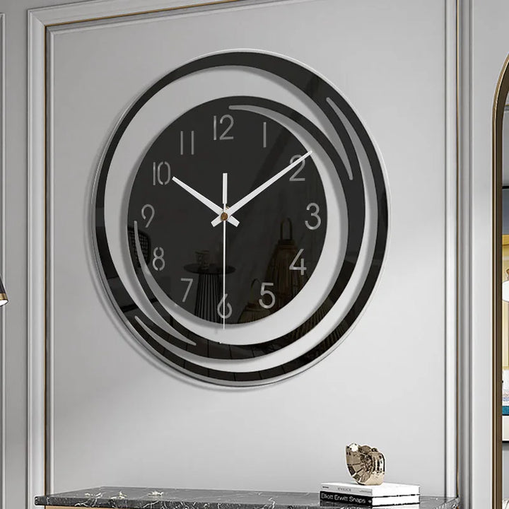 Elegante, geräuschlose Wanduhr in mattem Schwarz. Modernes, klares Design als stilvolle Dekoration.