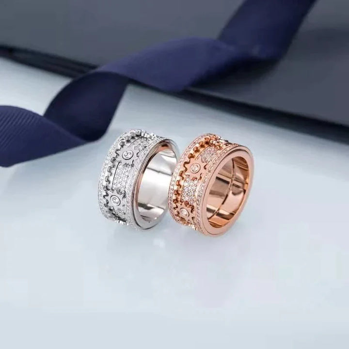 Nahaufnahme des drehbaren Fidget Rings für Damen, zeigt die filigranen, beweglichen Zahnräder und funkelnde Zirkonia.