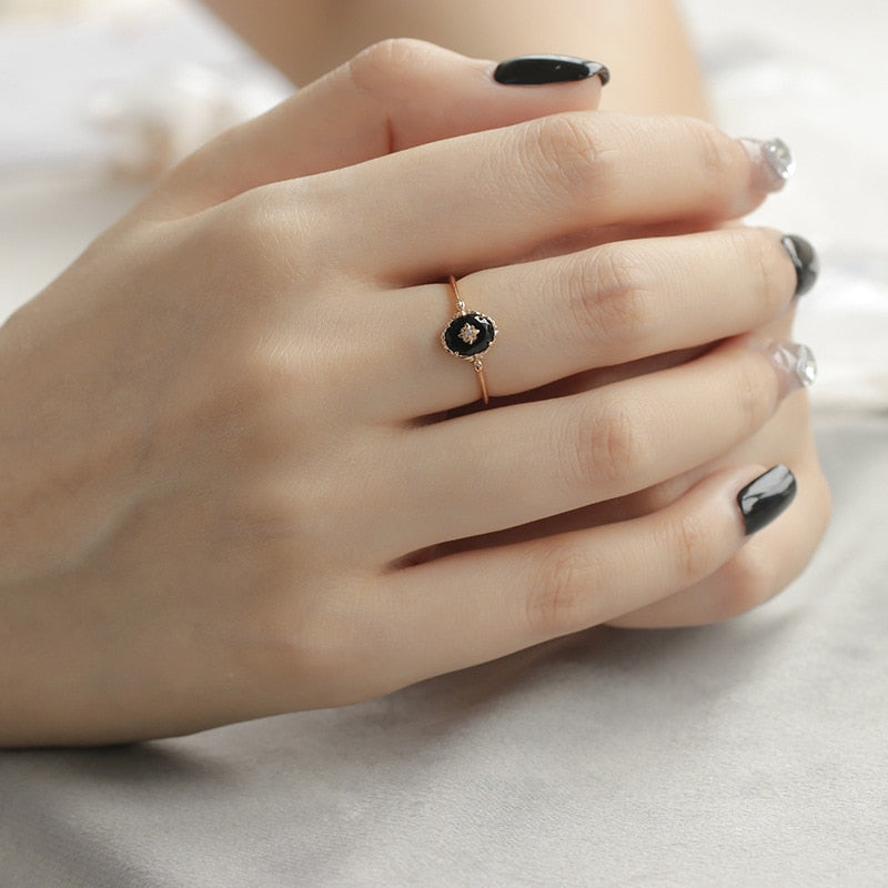 Hochwertiger Damen-Achatring: Vintage-Silber, facettierter Achat-Edelstein und feine Zirkone als eleganter Blickfang.