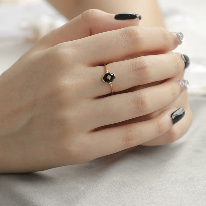 Hochwertiger Damen-Achatring: Vintage-Silber, facettierter Achat-Edelstein und feine Zirkone als eleganter Blickfang.