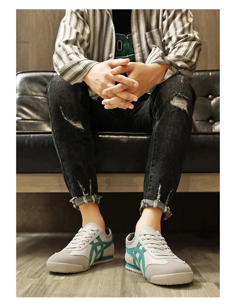 Geometrische Sommer-Sneaker von oben betrachtet; ein trendiger, bequemer Unisex-Schuh für den Alltag.