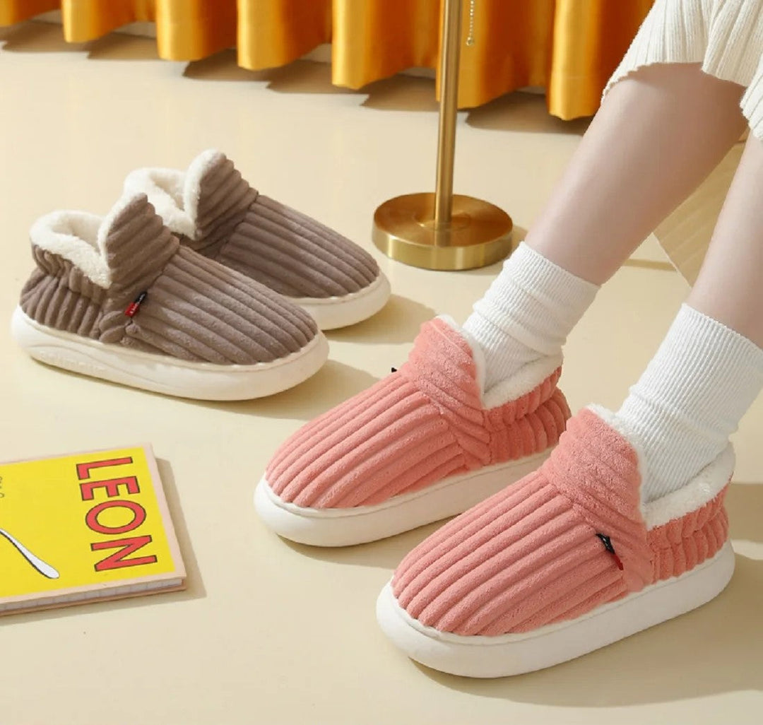 Diese kuscheligen Sena Hausschuhe sind der ideale Begleiter für Herbst und Winter; warm, bequem und unisex.