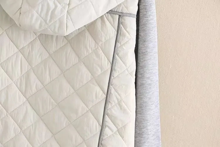 Komfortable Damen Übergröße Winter Steppjacke mit Kapuze, perfekt für kalte Tage.