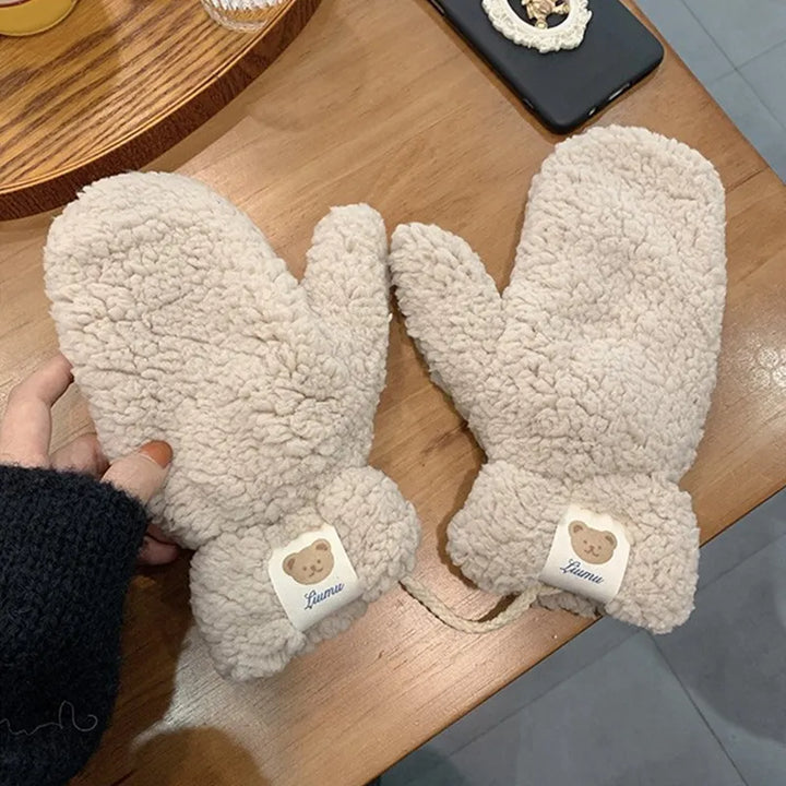 Detailansicht des weichen, flauschigen Materials der Damen Teddyfäustlinge. Komfortable Winterhandschuhe.