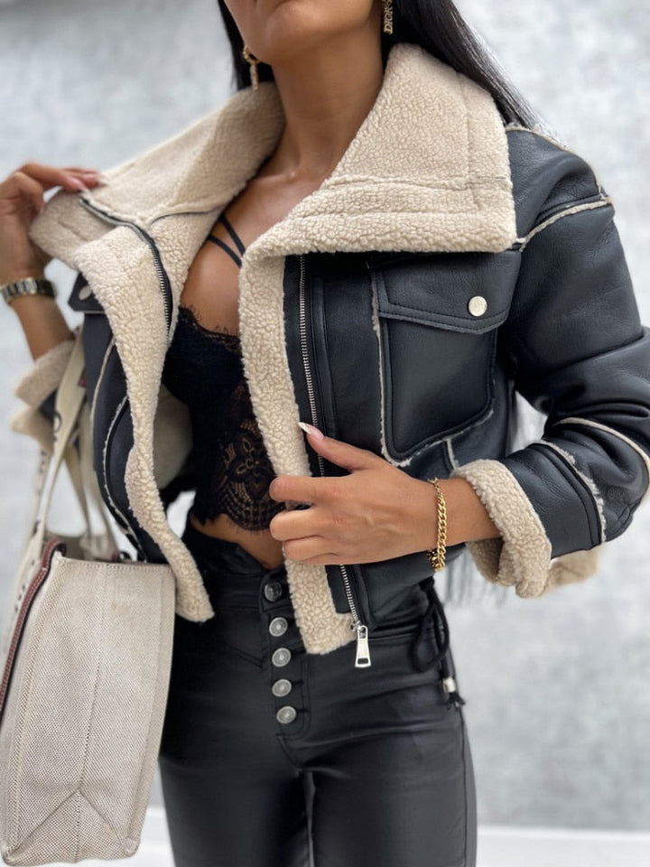 Eleganter, warmer Damen Wintermantel aus Shearling für stilvolle Wintermode & Outdoor-Freizeit.
