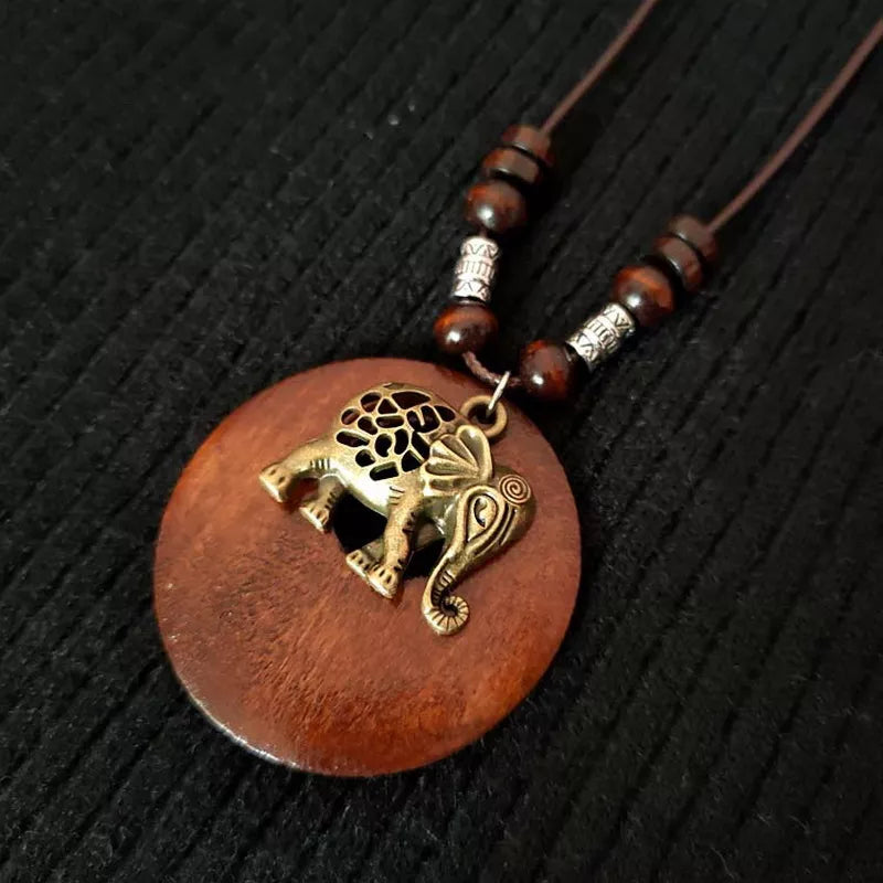 Modische Holzkette für Damen im Retro-Stil, mit Bronze Anhänger, nachhaltiger Naturlook, Boho.