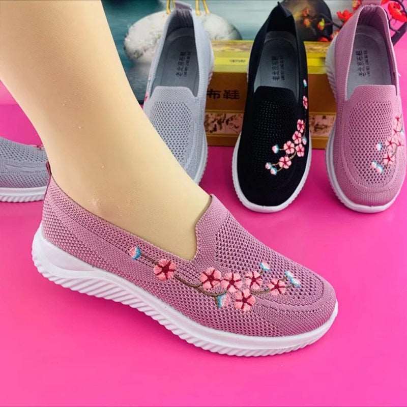 Eine Frau trägt elegante orthopädische Damen Loafers. Die bequemen Slip-ons sind perfekt für lange Spaziergänge.