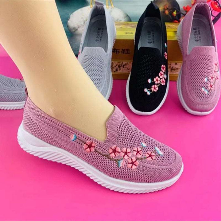 Eine Frau trägt elegante orthopädische Damen Loafers. Die bequemen Slip-ons sind perfekt für lange Spaziergänge.