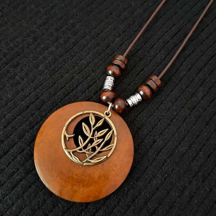 Künstlerische Retro Holzkette mit warmen Brauntönen und glänzenden Bronzeakzenten, modisch.