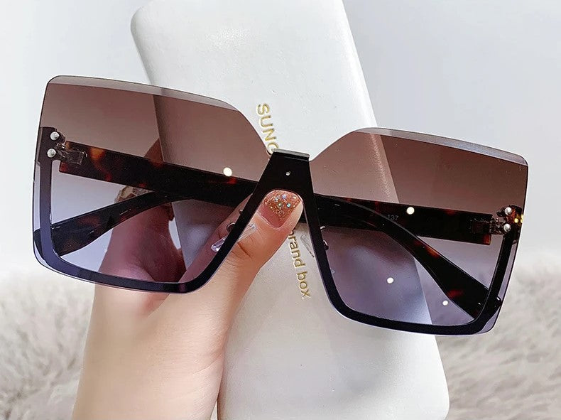 Stylische Halbrahmen-Sonnenbrille, quadratische Form. Perfekter UV-Schutz für Damen & Herren im Sommer. Trendiges Accessoire.