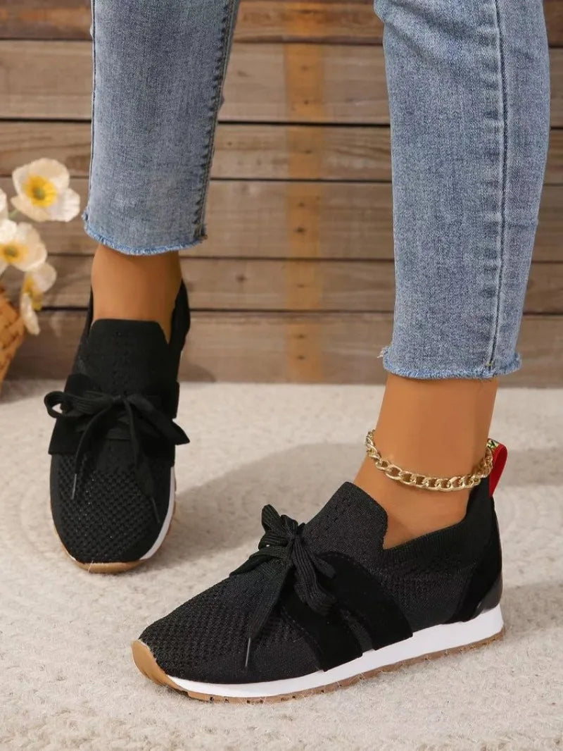 Frau trägt bequeme orthopädische Damen Sneaker beim Gehen. Perfekt als Alltagsschuh für optimalen Gehkomfort.