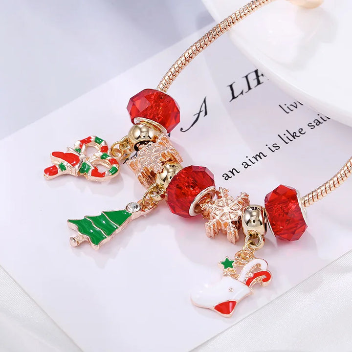 Damen Schmuck-Armband mit festlichen Weihnachts-Charms. Elegantes Accessoire für winterliche Anlässe.