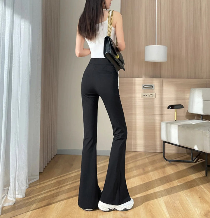Feminine schwarze Übergrößen-Schlaghose mit elegantem weitem Bein und raffiniertem Schlitz.