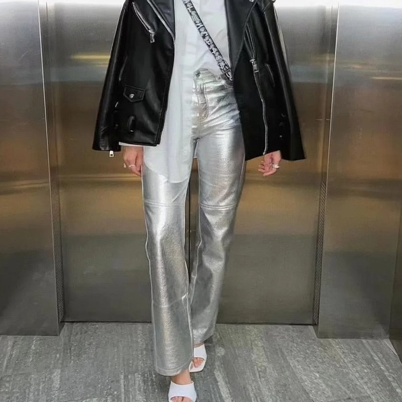 Elegante Damen Metallic Hose mit weitem Bein. Ideal als modischer Blickfang für Herbst-Looks.