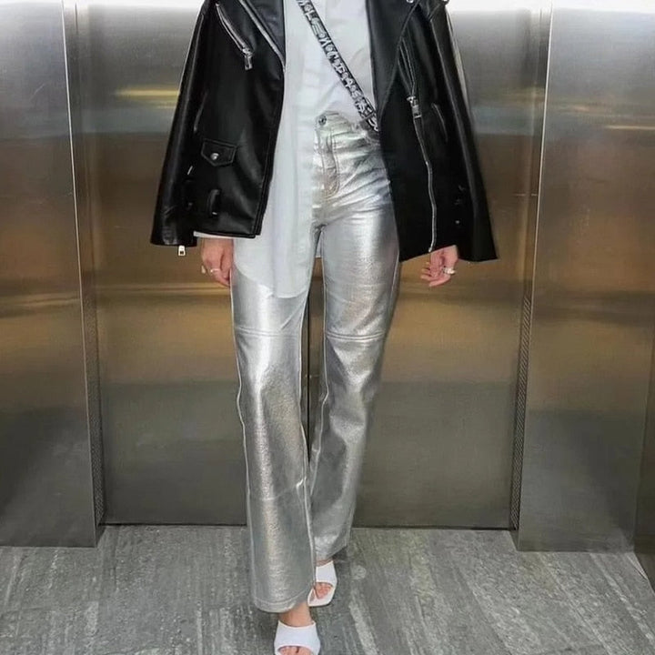 Elegante Damen Metallic Hose mit weitem Bein. Ideal als modischer Blickfang für Herbst-Looks.