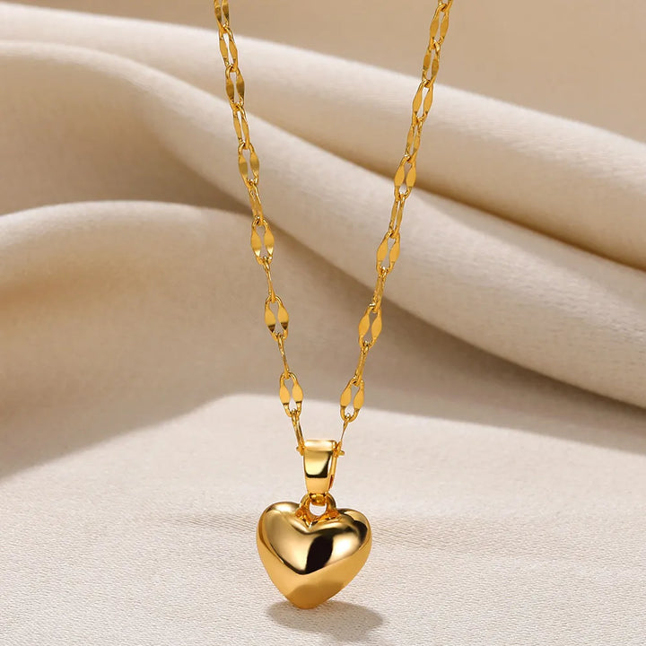 Damenschmuck: Die elegante Edelstahl-Herz-Halskette prominent neben passenden Accessoires.