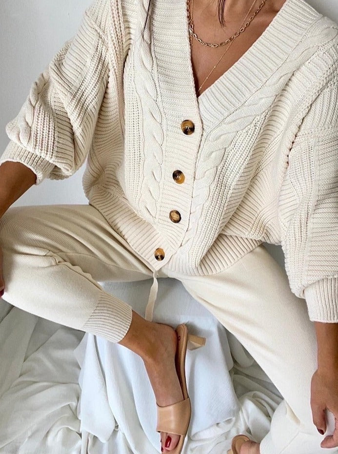 Gemütliches Damen Strickset 2-Teiler mit weicher Strickjacke und passender Hose für entspannte Freizeit.