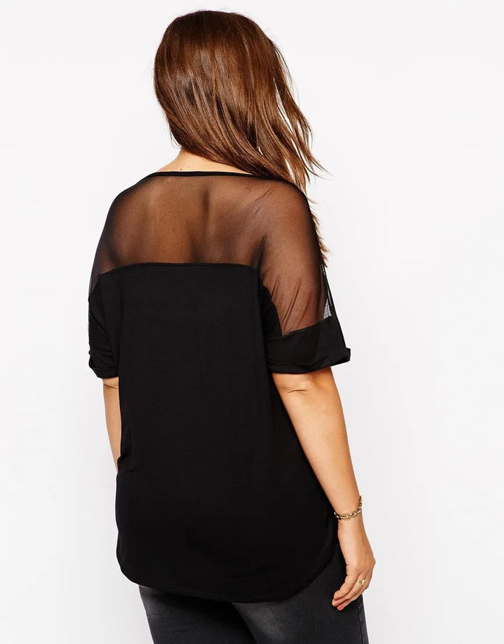 Luftiges Damen Mesh-Look Oberteil in Übergröße, schwarz, kurzarm, modisch, V-Ausschnitt für sommerlichen Komfort.