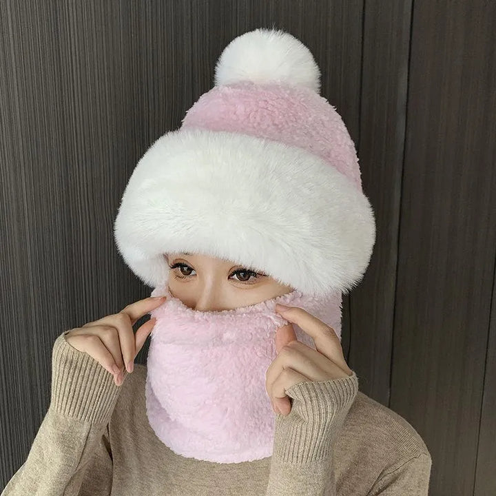 Nahaufnahme des Strickmusters von Mütze und Halswärmer, betont die hochwertige, kuschelige Textur.