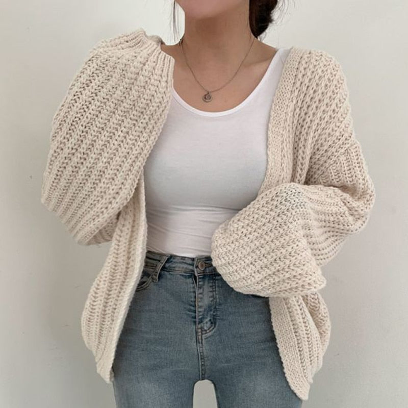Kuscheliger Damen Grobstrick Cardigan im Oversize-Stil, ideal für kalte Herbst- & Wintertage.