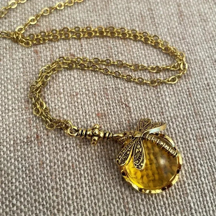 Vintage Damen-Halskette mit funkelndem Mondstein & eleganter Libelle. Ätherischer Kristallschmuck.