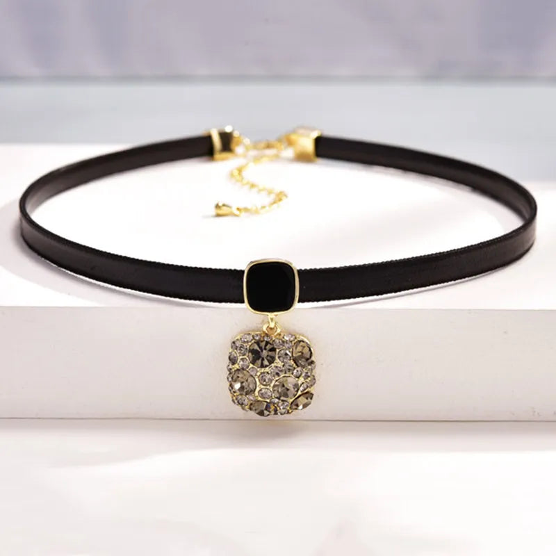 Elegantes Statement-Halsband für Damen, runder Kristallschmuck auf einem stilvollen Lederband.