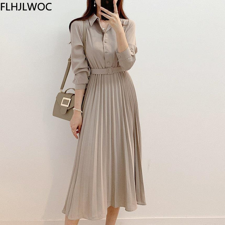 Modisches kaffeefarbenes Langarmkleid für Damen, bequem und elegant für den Herbst.