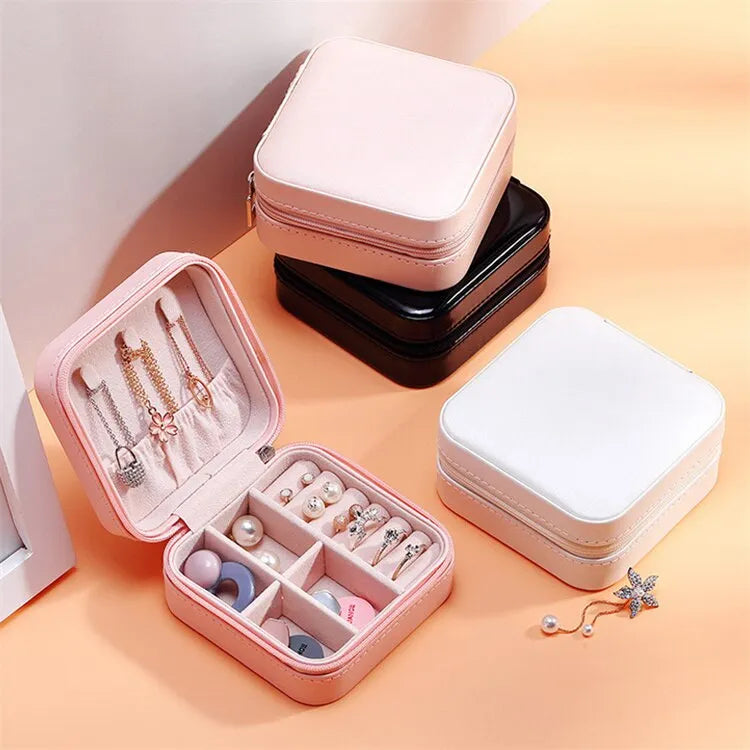 Kompakte quadratische Leder-Schmuckschatulle, ideal als Geschenk für die modebewusste Frau.