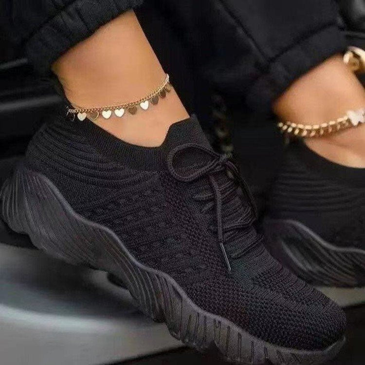 Detail der Schnürsenkel an Damen Plateau Sneakern. Sichere & bequeme Schnürschuhe, leicht & modisch für Damenschuhe.