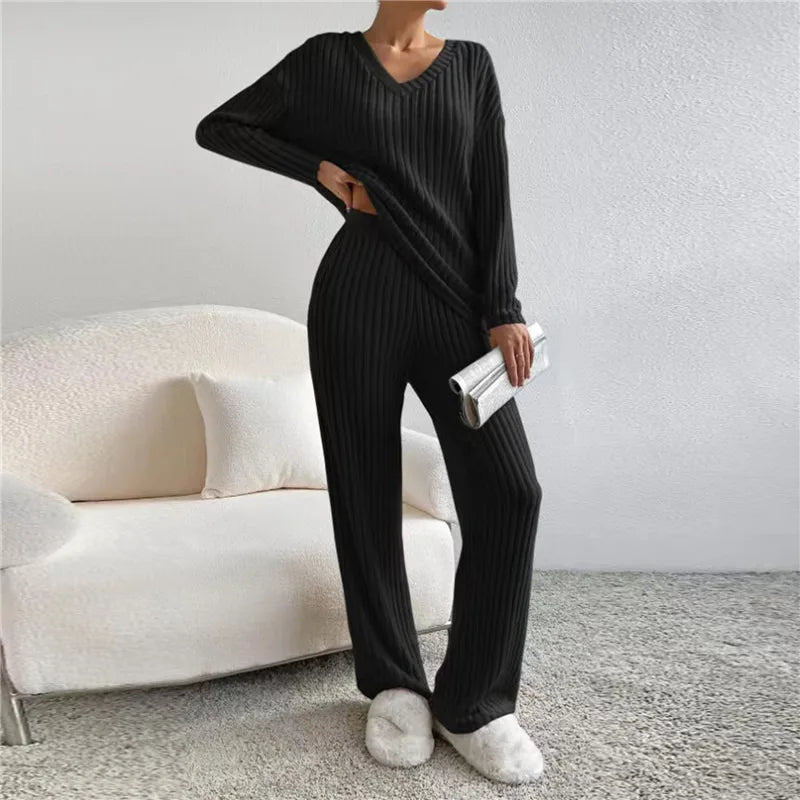 Gemütliches Damen Loungewear Set Yara für Zuhause. Weiches, gestreiftes Freizeit-Outfit mit elegantem V-Ausschnitt.