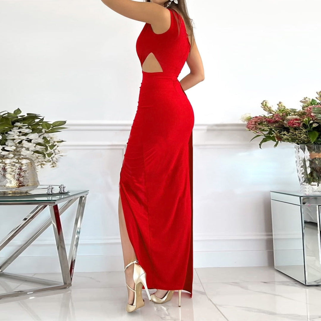 Rosa figurbetontes Sommerkleid. Feminines Abendkleid für Frauen, elegant und ideal für festliche Anlässe.