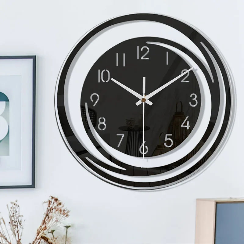 Nahaufnahme der minimalistischen schwarzen Wanduhr mit klarem Zifferblatt, geräuschlos & modern.