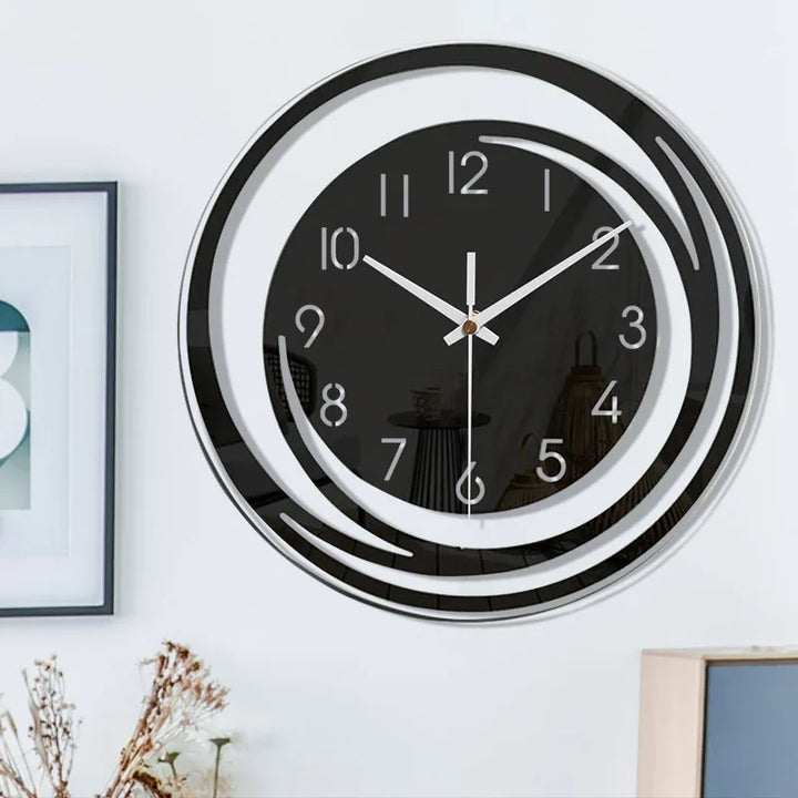 Nahaufnahme der minimalistischen schwarzen Wanduhr mit klarem Zifferblatt, geräuschlos & modern.