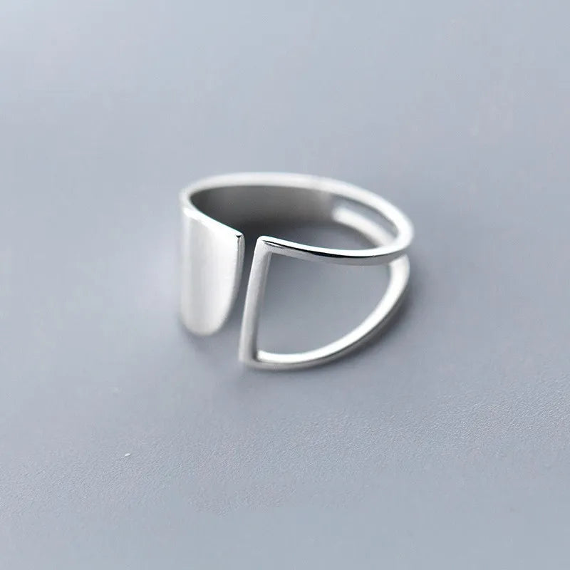Auffälliger Unisex Punk Ring aus 925 Sterlingsilber mit hohlem geometrischem Muster. Verstellbarer Statement-Ring.