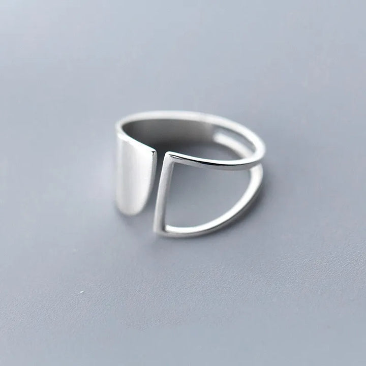 Auffälliger Unisex Punk Ring aus 925 Sterlingsilber mit hohlem geometrischem Muster. Verstellbarer Statement-Ring.