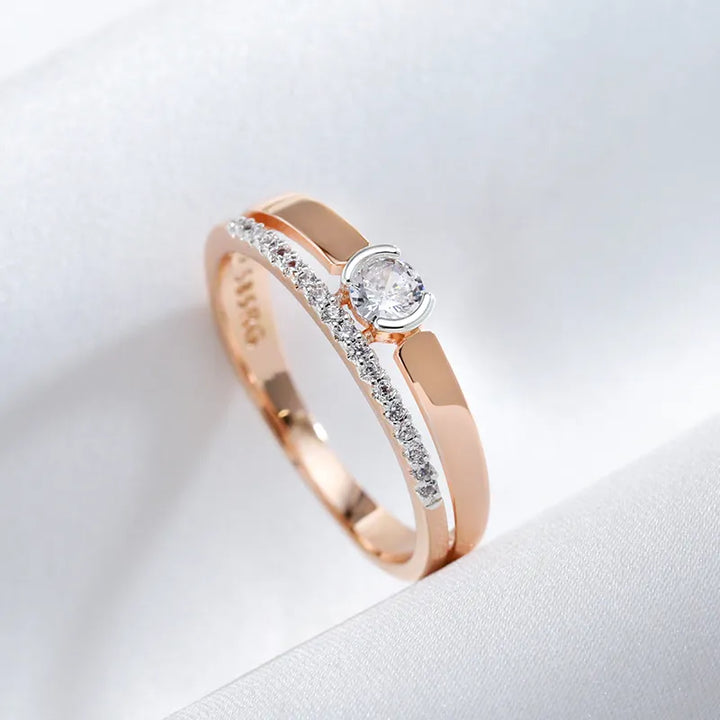 Nahaufnahme eines luxuriösen Damen Zirkonrings, der die funkelnden Steine und die Eleganz zeigt.