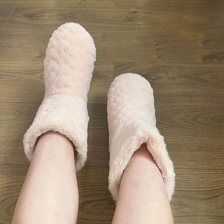 Hohe Damen Winterhausschuhe im Bootie-Stil, umschließen den Knöchel für extra Wärme und Gemütlichkeit. Winter Pantoffeln.