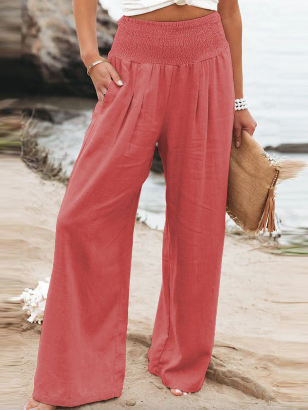 Ganzkörperansicht einer schwarzen Damen Loose Fit Hose, die Komfort und lässigen Stil vereint, ideal für alle Jahreszeiten.